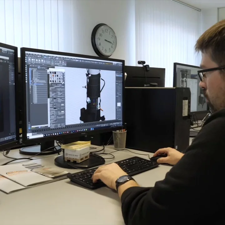 Inżynier Coynco projektuje odkurzacz w programie CAD